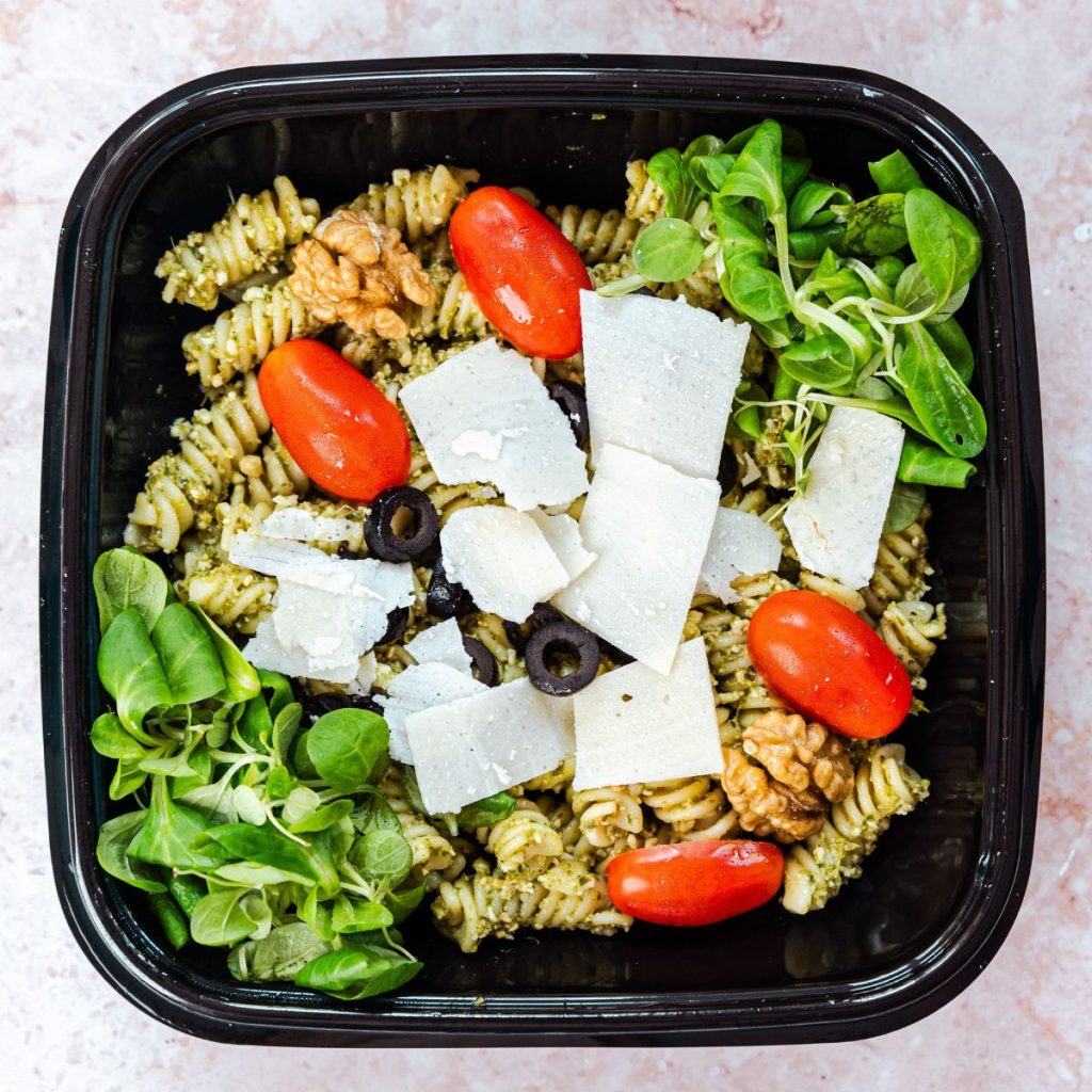 Sałatka makaronowa z pesto bazyliowym